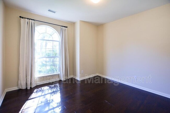 Building Photo - 606 Portico Park