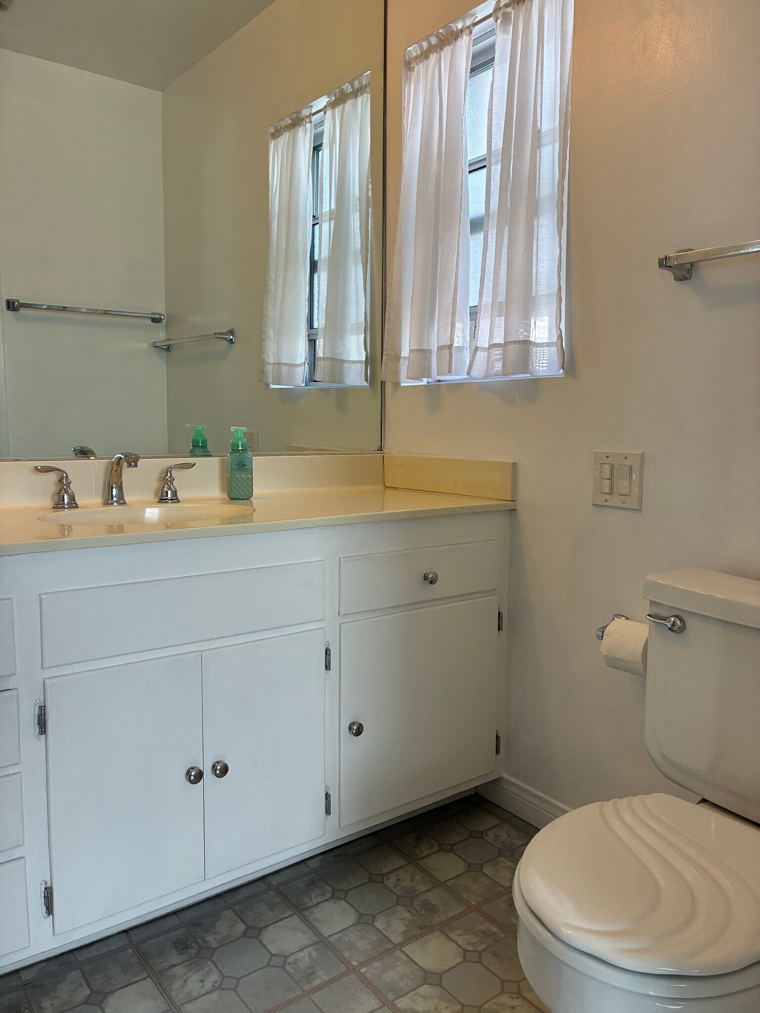 En-Suite Bathroom w/Large Single Sink Vanity - 1520 Spruce St