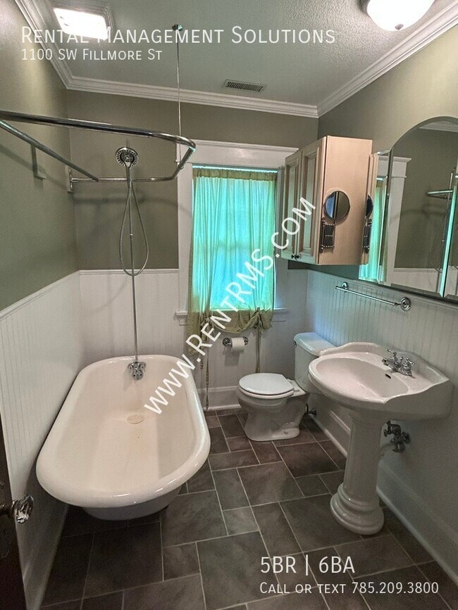 Building Photo - 1100 SW Fillmore St