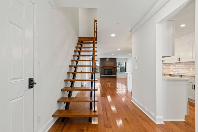 Building Photo - 50 Pondview Rd