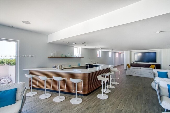 Building Photo - 2602 E Hallandale Beach Blvd