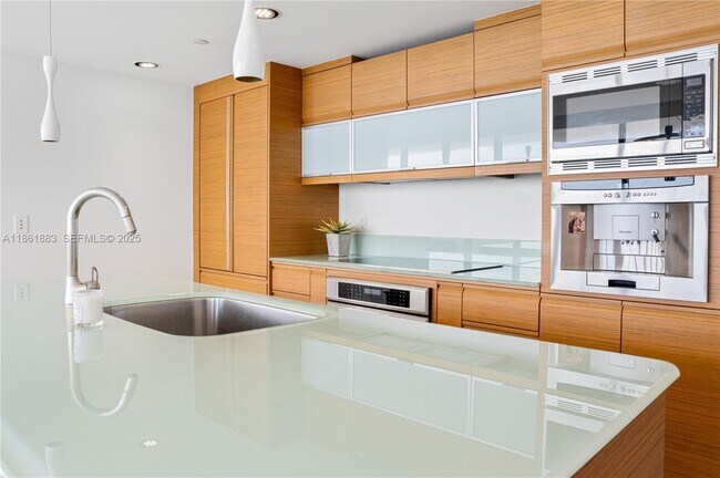 Building Photo - 5875 Collins Ave