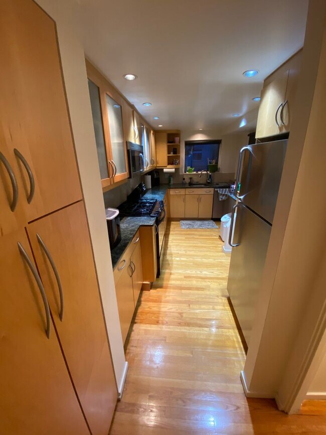 Building Photo - Amazing Shadyside Townhouse with two full bathrooms, off street parking and Central Air!!