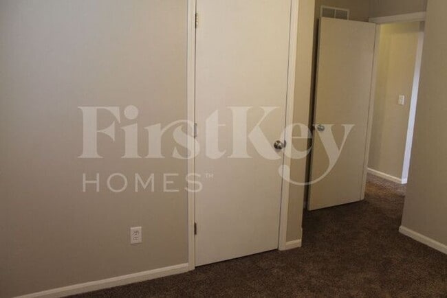 Building Photo - 619 N Crest Dr
