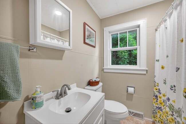 Building Photo - 2 Bedroom, 1 Bathroom House in Madison!