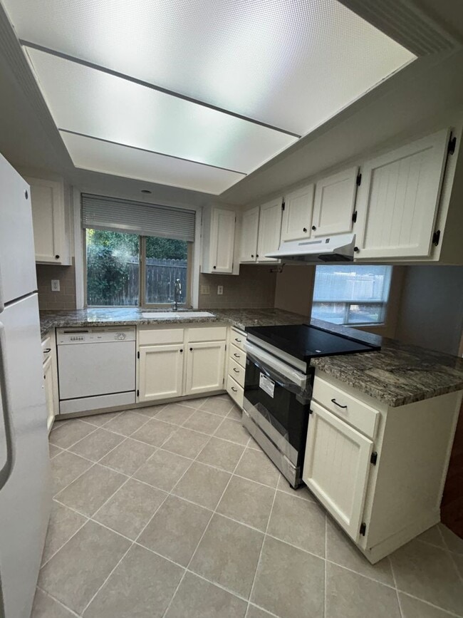 Building Photo - Corner Lot, RV Parking in North Medford!!