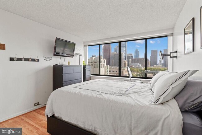 Building Photo - 2001 Hamilton St