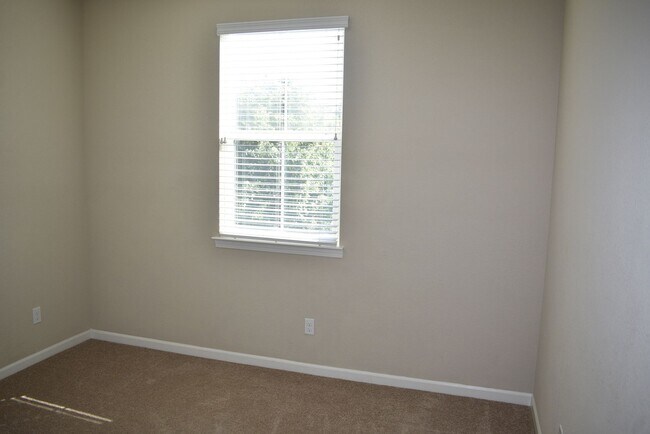 Building Photo - 3033 Village Park Dr