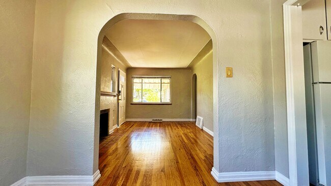 Building Photo - Lovely Mid Century 2 Bed 1 Bath Courtyard ...