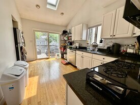 Building Photo - 33 Park St