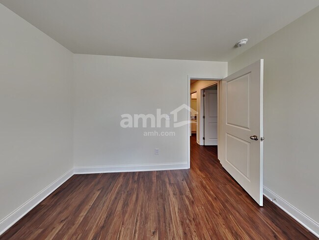 Building Photo - 678 Carnaby Ln