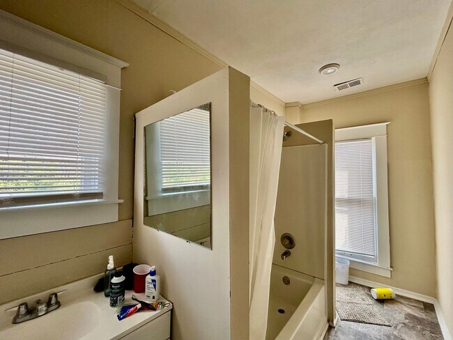 Building Photo - **PRE-LEASING FOR 2026–2027 SCHOOL YEAR!**