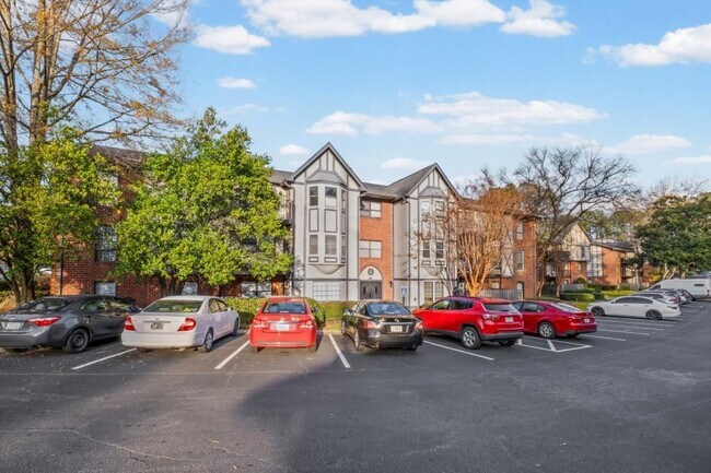 Building Photo - 6851 Roswell Rd