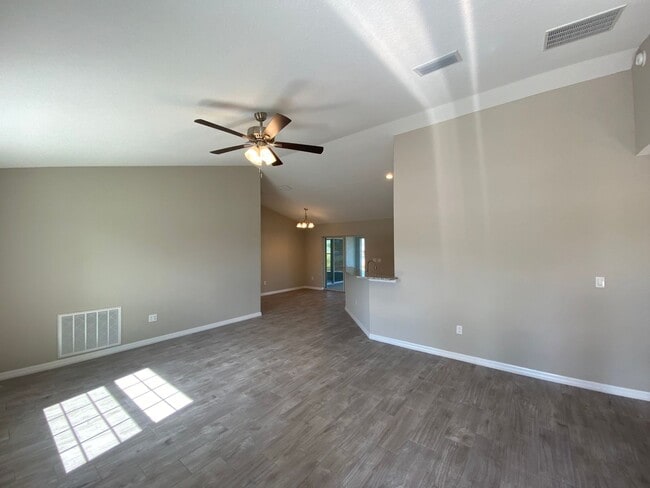 Building Photo - Custom Home - Desirable SE Ocala neighborhood 3/2/2 ** Wont Last**