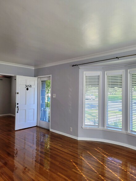 Building Photo - 305 N Palm Ave