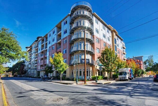 Building Photo - 910 W 25th St
