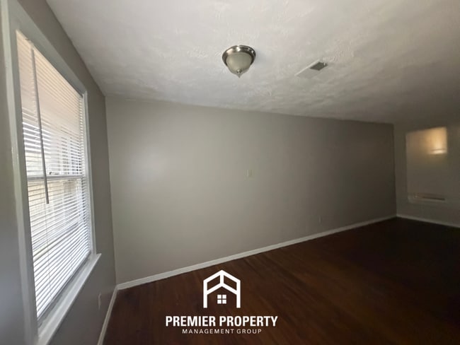 Building Photo - Spacious 3BR Memphis Home w/ Hardwood Floors, Detached Garage & Fenced Yard