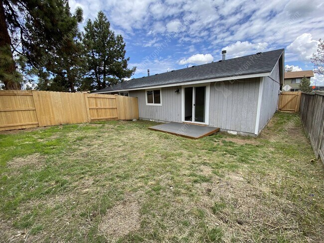 Building Photo - Centrally Located 2 BR - 1 BA Duplex w/ AC!