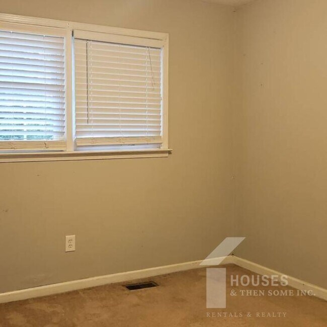 Building Photo - 423 Rollingwood Dr
