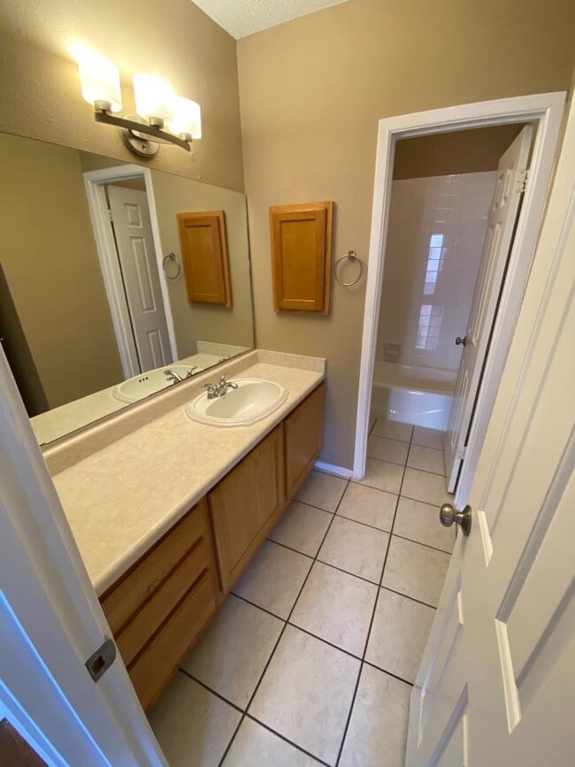 Building Photo - 807 W 25th St