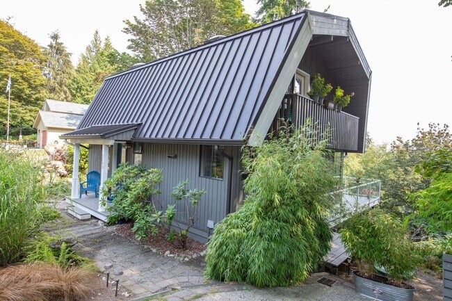 Building Photo - Gorgeous Custom Home!  Pet friendly and La...