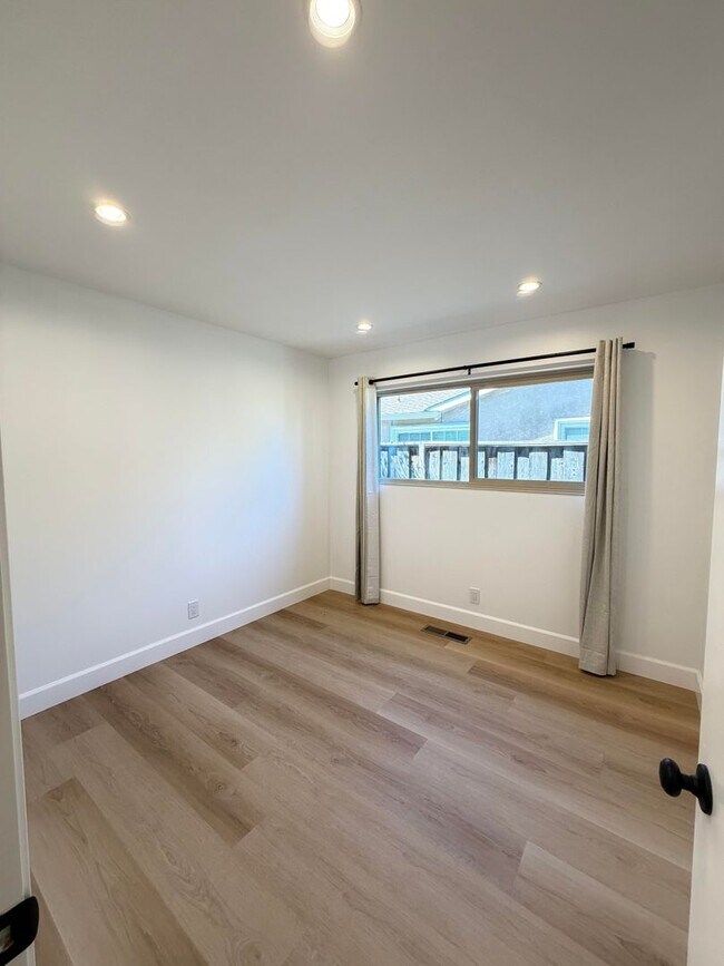 Building Photo - 9887 Broadmoor Dr