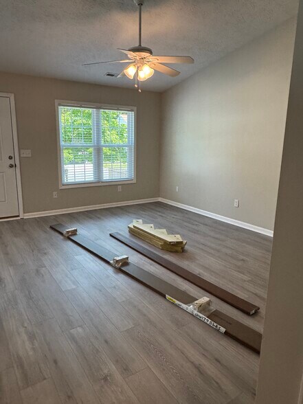 Building Photo - 624 Varsity Dr