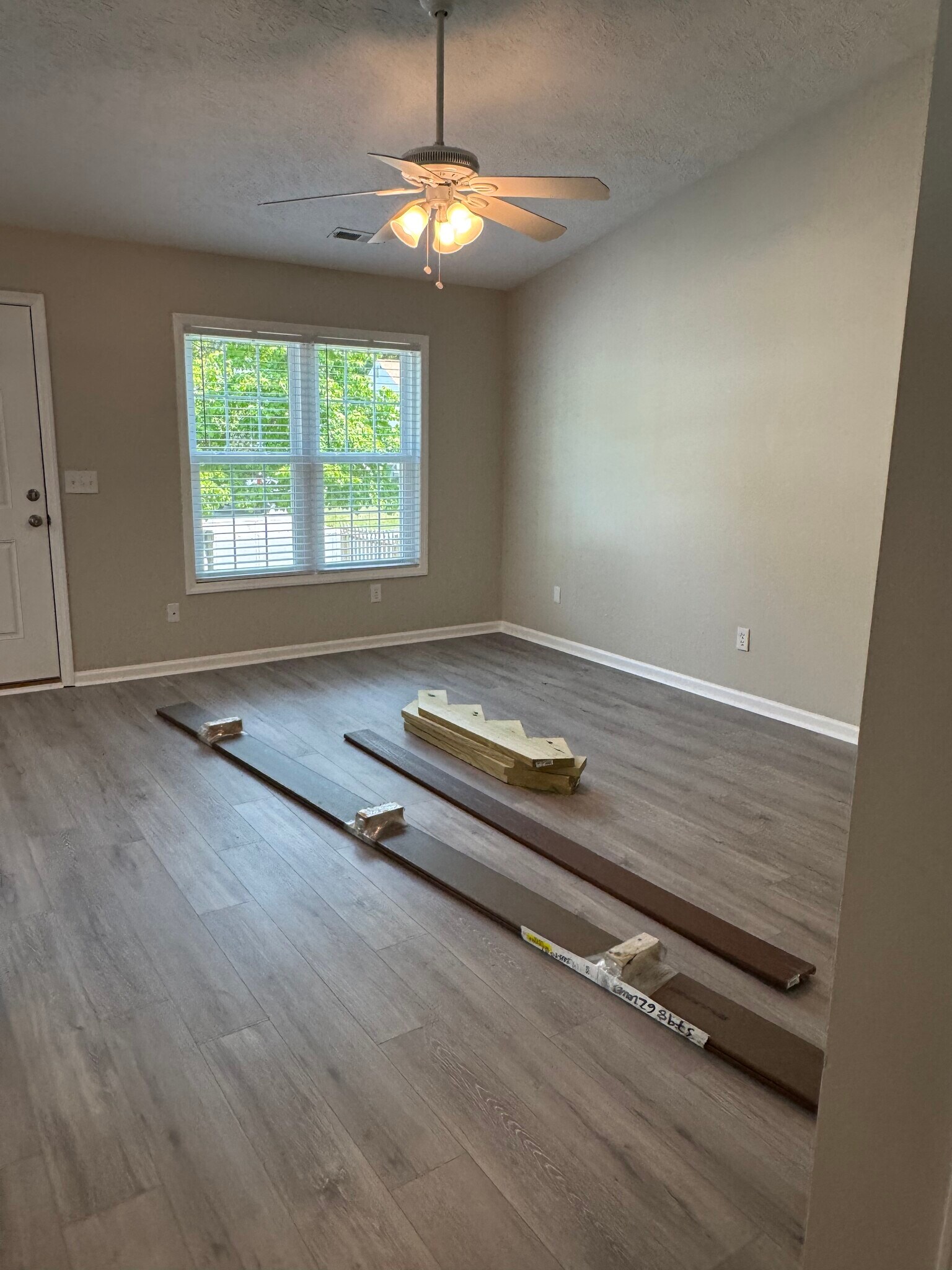 Building Photo - 624 Varsity Dr