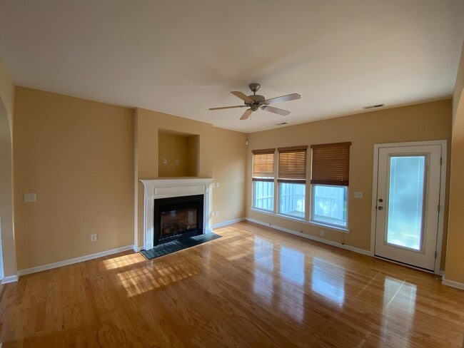 Building Photo - Move-in Ready 3 bed, 2.5 bath home located...