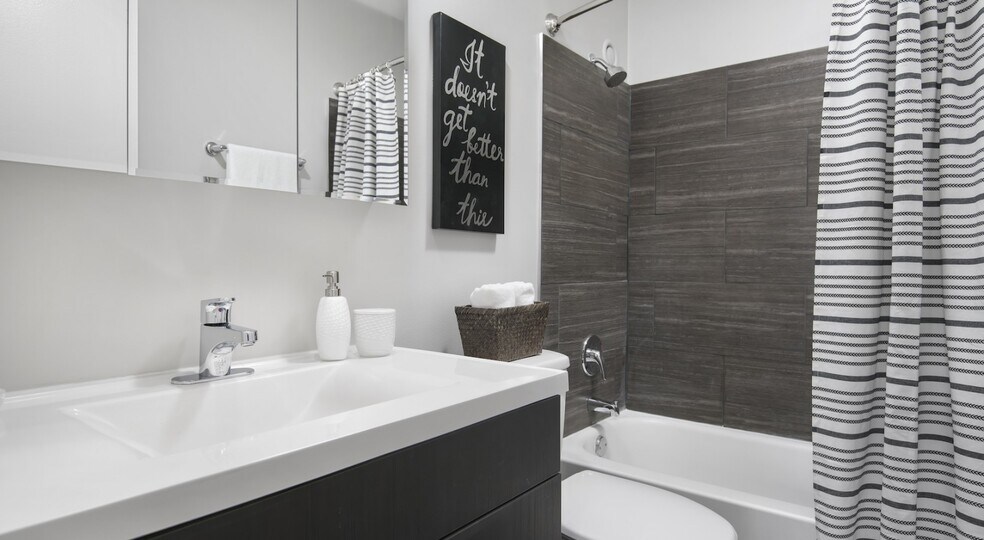 Building Photo - 899 N State St