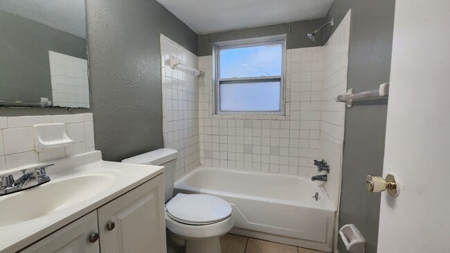 Building Photo - 1424 Spring Lane Apt 1-4