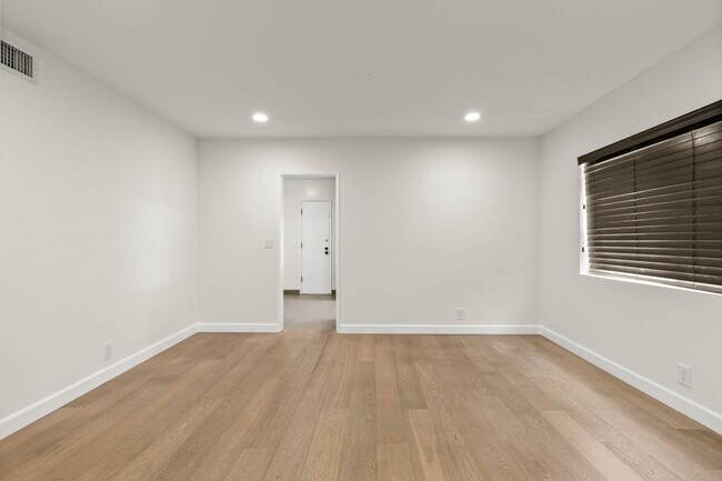 Building Photo - 148 S Oakhurst Dr
