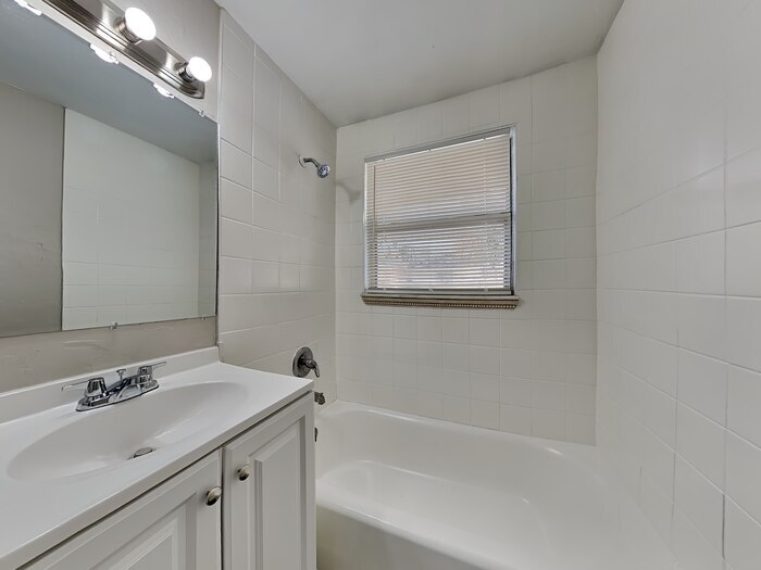 Building Photo - 5916 Ensenada Rd