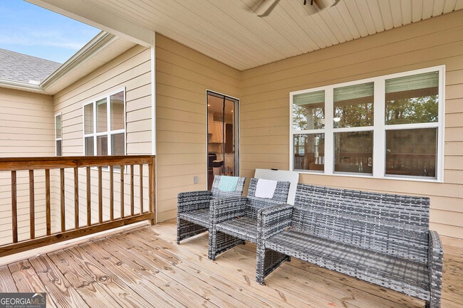 Building Photo - 405 Lakeview Way