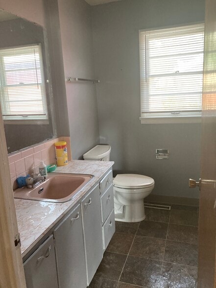 Building Photo - 100 Blevins Ct