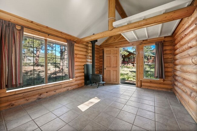 Building Photo - 3 bed 2 Bath Log Home on 2 Acres in Florissant