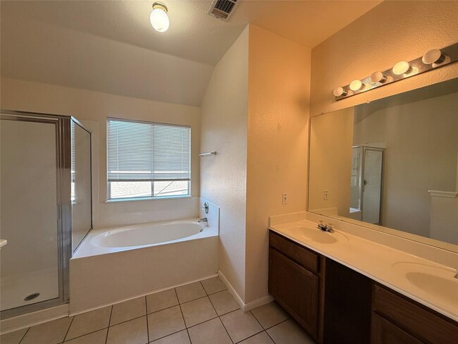 Building Photo - 1713 Primrose Ln