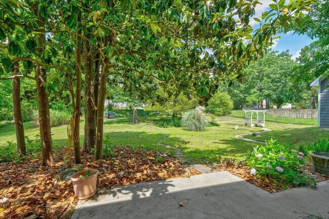 Building Photo - 102A White Oak Dr