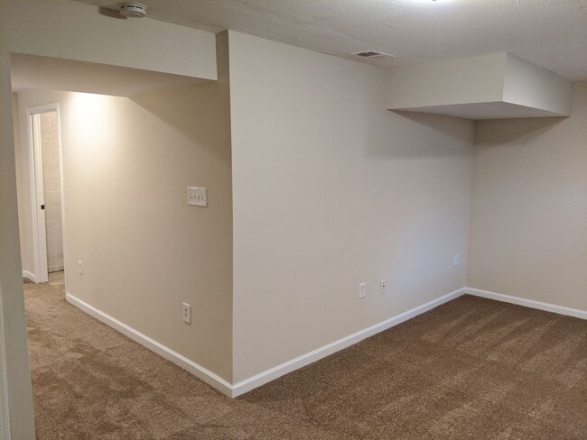 Building Photo - Renovated townhouse in established neighbo...