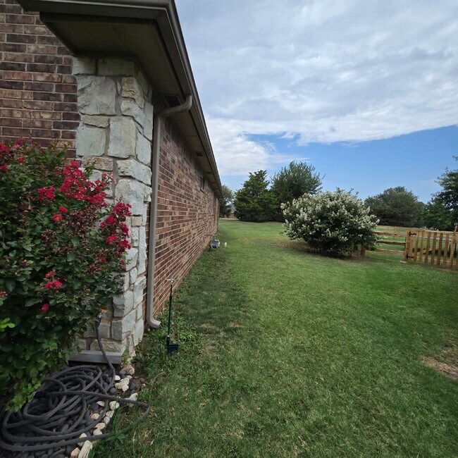 Building Photo - 4-bedroom property in a fantastic North Edmond