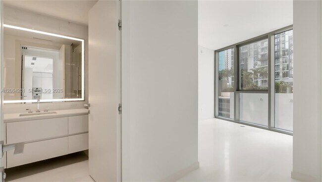 Building Photo - 300 Biscayne Blvd Way