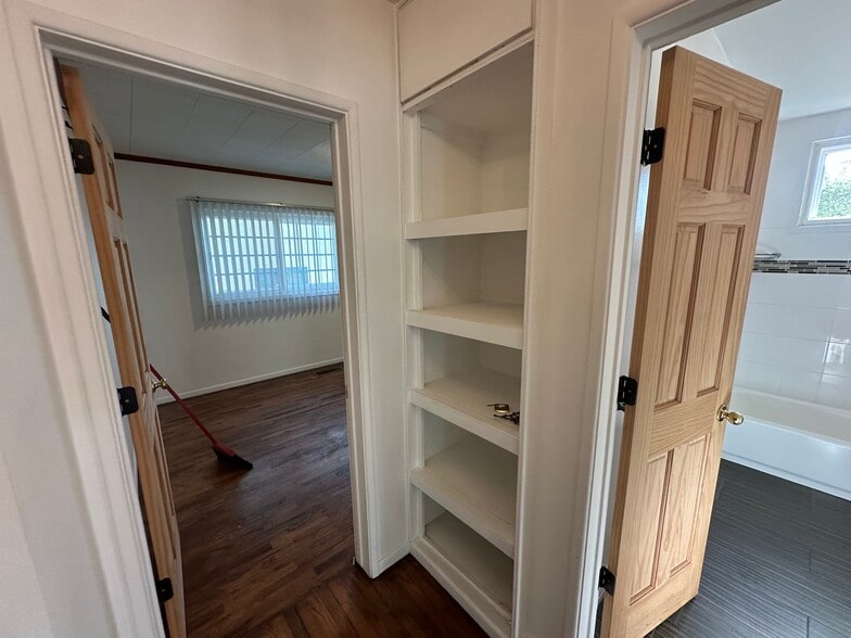 Linen closet - 951 McCarthy Ct