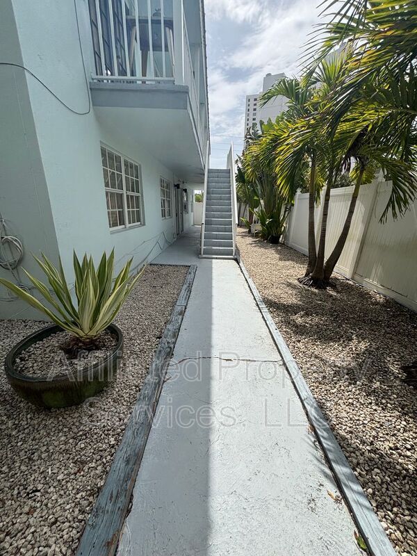 Building Photo - 5207 N Flagler Dr