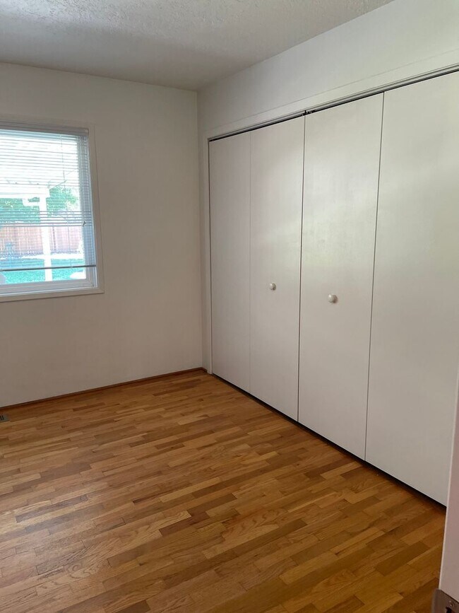 Building Photo - $300 OFF 1st Month's RENT!! - East Medford...
