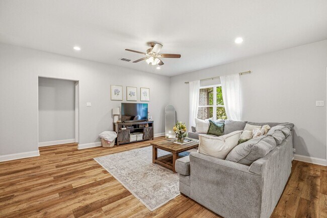 Building Photo - 191 Davis Ave