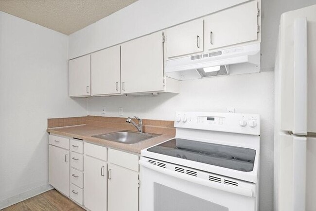 Primary Photo - FIRST MONTHS RENT FREE! 2 bedroom 1 bath!!