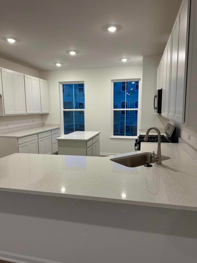 Building Photo - 14940 Dyer Ln