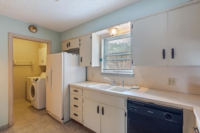 Building Photo - 8401 Tecumseh Dr