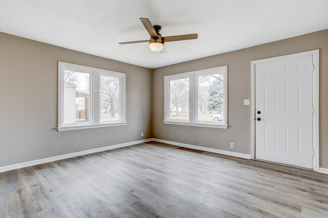 Building Photo - Updated 2 Bed, 1 Bath