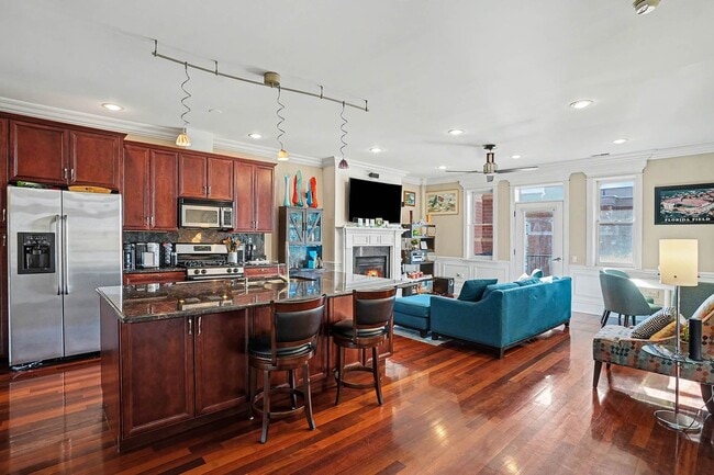 Building Photo - 2222 W Belmont Ave